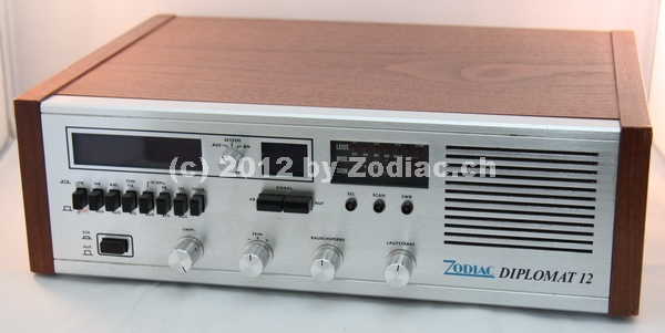 Zodiac Diplomat 12 AM/FM
Typ:CB-Gerät
Frequenz:27.005-27.135 MHz
Kanäle:12
Modulationsart:AM/FM
Leistung:0.5 W
Hergestellt ab: 	1978
Sonstiges: Der PA-Schalter wurde zum AM/FM Schalter umfunktioniert
Schlüsselwörter: Zodiac Diplomat 12 AM/FM