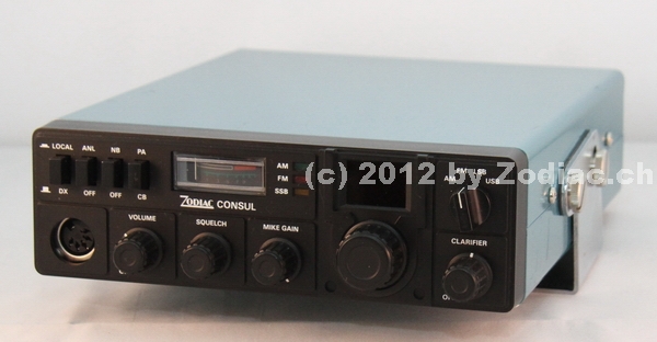 Zodiac Consul
Typ:CB-Gerät
Frequenz:26.965-27.405 MHz
Kanäle:40
Modulationsart:AM/FM/SSB
Leistung: je nach Auslieferungsland
Hergestellt ab: 1982
Sonstiges: Das Zodiac Consul wurde mit verschiedenen Anzahlen an Kanälen ausgeliefert: 
Als Exportgerät mit 40 Kanälen 4/4/15 Watt PEP
Für Italien mit 34 Kanälen 2,4/2,4/ 4,8 Watt
Für Frankreich mit 40 Kanälen 4/4/12 Watt
Für die Schweiz mit 22 Kanälen 0,5/0,5/0,5 Watt
Für Schweden 3,5/3,5/15 Watt
In Schweden war früher SSB nur auf Kanal 24 erlaubt. Desshalb schaltete das Gerät bei USB/LSB automatisch auf Kanal 24 um.
Schlüsselwörter: Zodiac Consul SSB