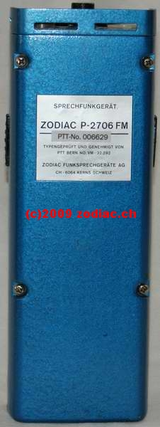 Zodiac P-2706FM Rückseite
Typ:Betriebsfunkgerät
Frequenz:27.425-27.495 MHz
Modulationsart:FM
Kanäle:6
Leistung:0,5 Watt
Hergestellt ab: 	1976
Schlüsselwörter: Zodiac P-2706FM Rückseite