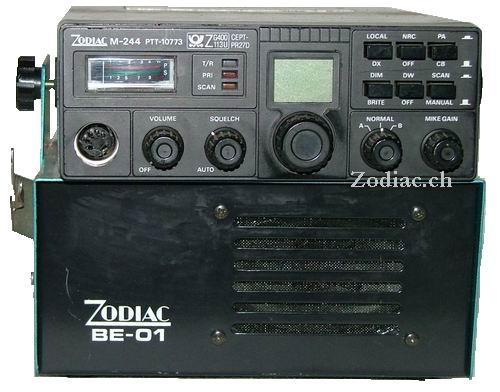 Zodiac BE-01
Input: 220V
Output: 12V 2,5A
mit eingebautem Frontlautsprecher
hier mit Zodiac M-244
Schlüsselwörter: Zodiac BE-01