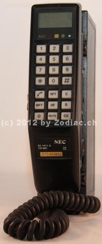 Zodiac Autotelefon
Typ: NEC EZ-1411-E
Zodiac verkaufte NEC Autotelefone
Die zusätzlich mit Zodiac gelabelt waren.
Das Telefon funktioniert im alten C-Netz
der Schweiz, auf 900 MHz
Schlüsselwörter: Zodiac Autotelefon