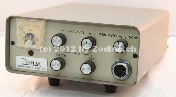 Zodiac CS 35
ist ein Telefonpatcher.
Dieses Gerät diente dazu um unterschiedliche Funkgeräte an
das Telefonnetz anzuschliessen.
Eine Vox-Sprachsteuerung schaltet zwischen senden und 
empfangen um. Die Telefonnummer wurde mit den 
DTMF-Tönen gewählt. Den Telefonhörer abheben war der *
und den Telefonhörer auflegen war der #.
Eine Zulassung für das Gerät war sicher nicht vorhanden.
Herzlichen Dank für den Hinweis geht an einen Webseitenbesucher nach DL.
Schlüsselwörter: Zodiac CS 35