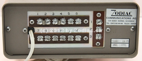 Zodiac CS 35
ist ein Telefonpatcher.
Dieses Gerät diente dazu um unterschiedliche Funkgeräte an
das Telefonnetz anzuschliessen.
Eine Vox-Sprachsteuerung schaltet zwischen senden und 
empfangen um. Die Telefonnummer wurde mit den 
DTMF-Tönen gewählt. Den Telefonhörer abheben war der *
und den Telefonhörer auflegen war der #.
Eine Zulassung für das Gerät war sicher nicht vorhanden.
Herzlichen Dank für den Hinweis geht an einen Webseitenbesucher nach DL.
Schlüsselwörter: Zodiac CS 35
