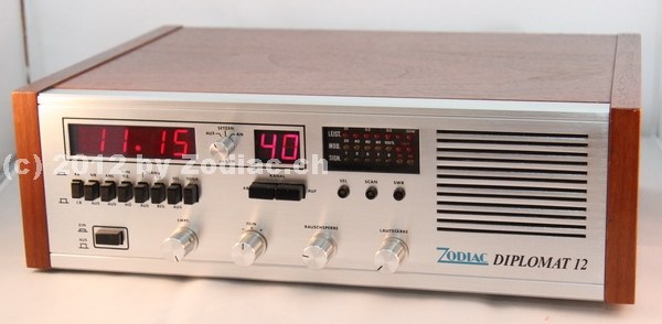 Zodiac Diplomat 12/40
Typ:CB-Gerät
Frequenz:26.965-27.405 MHz
Kanäle:40
Modulationsart:AM/FM
Leistung:0,5  Watt
Hergestellt ab:1978 umgebaut 2012
Sonstiges: Gerät muss nach dem Umbau auf 40 Kanäle neu abgeglichen werden
Schlüsselwörter: Zodiac Diplomat 12/40