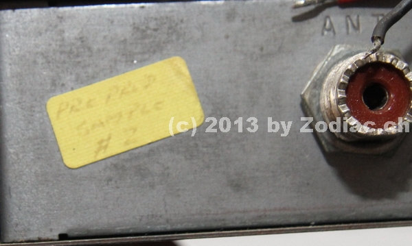 Zodiac M-2000 Prüfmuster Detail
Typ:CB-Gerät
Frequenz:26.965-27.405 MHz
Kanäle:40
Modulationsart:FM
Leistung:4 Watt
Hergestellt ab:1995
Sonstiges: Gerät ist als Prüfmuster NR.2 gelabelt
Weiteres Problem dieses Gerätes ist, dass beim bedienen der UP/DOWN-Tasten am Mike nach einer Runde auf dem Spannteppich mit Gummisohlen die PLL-IC kaput ging.
Schlüsselwörter: Zodiac M-2000 Prüfmuster Detail