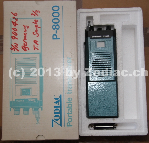 Zodiac P-8000 Shinwa P-800 Prüfmuster
Typ:CB-Gerät
Frequenz:26.965-27.405 MHz
Kanäle:40
Modulationsart:FM
Leistung:2 Watt
Hergestellt ab:1989
Sonstiges: Seriennummer:900426
Als diese Schachtel geöffnet wurde staunte ich nicht schlecht! Es war ein Shinwa P-800 in dieser Schachtel.Zuerst glaube ich, dass einfach ein anderes Gerät in der Schachtel liegt. Dem war aber nicht so. Die Seriennummer entspricht genau der, die auf der Schachtel notiert ist. Hersteller der ersten Serie der P-8000 war Shinwa.
Schlüsselwörter: Zodiac P-8000 Shinwa P-800 Prüfmuster