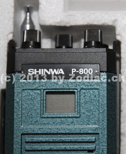 Zodiac P-8000 Shinwa P-800 Detail
Typ:CB-Gerät
Frequenz:26.965-27.405 MHz
Kanäle:40
Modulationsart:FM
Leistung:2 Watt
Hergestellt ab:1989
Sonstiges: Seriennummer:900426
Als diese Schachtel geöffnet wurde staunte ich nicht schlecht! Es war ein Shinwa P-800 in dieser Schachtel.Zuerst glaube ich, dass einfach ein anderes Gerät in der Schachtel liegt. Dem war aber nicht so. Die Seriennummer entspricht genau der, die auf der Schachtel notiert ist. Hersteller der ersten Serie der P-8000 war Shinwa.
Schlüsselwörter: Zodiac P-8000 Shinwa P-800 Detail