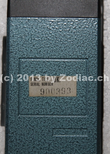 Zodiac P-8000 Prüfmuster Rückseite
Typ:CB-Gerät
Frequenz:26.965-27.405 MHz
Kanäle:40
Modulationsart:FM
Leistung:2 Watt
Hergestellt ab:1989
Sonstiges: Seriennummer: 900393
Das Gerät stammt aus der Fabrik in Shizuoka, Japan. Die Serienummer
900... bedeutet dass es sich um ein Prüfmuster für die Zulassung handelt. Das Gerät ist eventuell vom Hand bestückt und verdrahtet.
Schlüsselwörter: Zodiac P-8000 Prüfmuster Rückseite