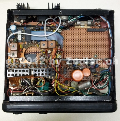 Zodiac Prototyp Projekt X-2006 Innenansicht
Typ:AFU-Gerät
Frequenz:146-174 MHz
Kanäle:6
Modulationsart:FM
Leistung:10 Watt
Hergestellt ab:wurde nie Produziert
Sonstiges: Zodiac Kerns wollte ein kompaktes Mobilgerät auf den Markt bringen. Das Gerät ist komplett von Hand gebaut. Die Bestandteile bestehen aus Standartplatinen des PA-161. Vorgesehen war auch ein 5-Ton Selektiv von Coloibri. Die Ausgangsleistung von 1 Watt wurde mittels einer separaten Endstufe mit ca. 10dB Verstärkung auf gut 10 Watt erhöht. Die Produktion des Gerätes sollte in Kerns statt finden. Doch es blieb leider bei diesem Prototyp. Danke an Terje Isberg für die Informationen.
Schlüsselwörter: Zodiac Prototyp Projekt X-2006 Innenansicht