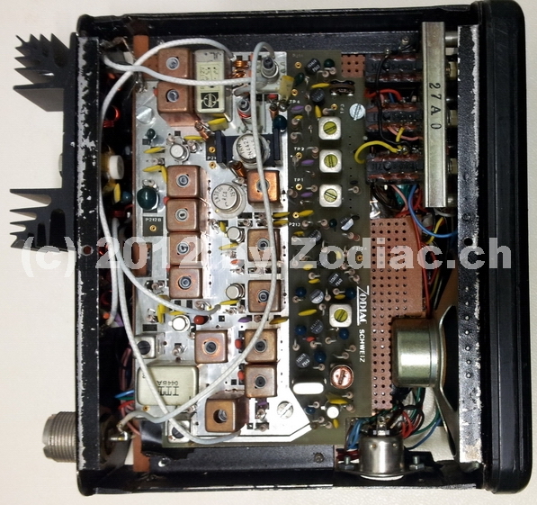 Zodiac Prototyp Projekt X-2006 Innenansicht 2
Typ:AFU-Gerät
Frequenz:146-174 MHz
Kanäle:6
Modulationsart:FM
Leistung:10 Watt
Hergestellt ab:wurde nie Produziert
Sonstiges: Zodiac Kerns wollte ein kompaktes Mobilgerät auf den Markt bringen. Das Gerät ist komplett von Hand gebaut. Die Bestandteile bestehen aus Standartplatinen des PA-161. Vorgesehen war auch ein 5-Ton Selektiv von Coloibri. Die Ausgangsleistung von 1 Watt wurde mittels einer separaten Endstufe mit ca. 10dB Verstärkung auf gut 10 Watt erhöht. Die Produktion des Gerätes sollte in Kerns statt finden. Doch es blieb leider bei diesem Prototyp. Danke an Terje Isberg für die Informationen.
Schlüsselwörter: Zodiac Prototyp Projekt X-2006 Innenansicht 2